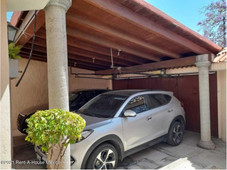 qh1 casa de 4 recámaras en venta en arboledas, querétaro