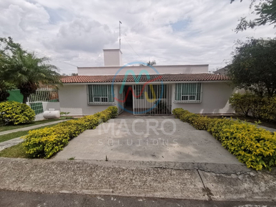 En Venta Excelente Oportunidad De Inversion En Casa En Fracc. Lomas De Cocoyoc Con Amplio Jardin Y Alberca