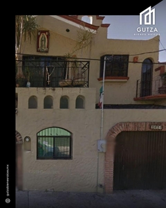 Doomos. Casa en Remate Bancario en Antonio Correa, Col. Guadalupana, Guadalajara, Jalisco.