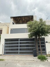 Doomos. CASA EN RENTA EN FRACCIONAMIENTO PRIVADO SAN NICOLAS DE LOS GARZA