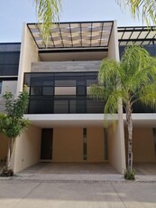 Doomos. Townhouse en Renta en Privada Sao, Temozón Yucatán.