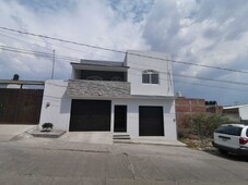 venta amplia casa con 5 recamaras y 230m2 de construcción