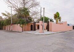 ¡¡VENTA!! Amplia casa en esquina, Chichí Suárez, Mérida, Yucatán.