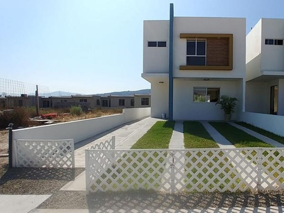 Casas en venta - 140m2 - 3 recámaras - Lomas de la Presa - $2,750,000