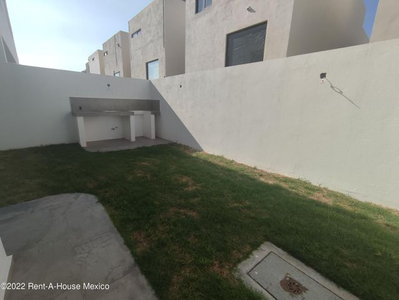 Altos De Juriquilla. Casa Con Roof Garden Y Hall De Tv, Venta