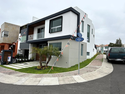 Bonita Casa En Venta En El Refugio En Esquina Con Buenos Acabados.