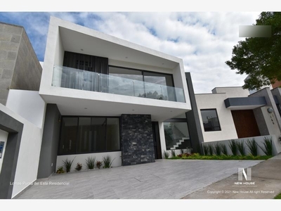 ¡new House Bienes Raíces Te Ofrece Casa En Venta En Lomas Punta Del Este! Cuenta Con Una Superficie De 222m2 De Terreno Y 285m2 De Construcción.
