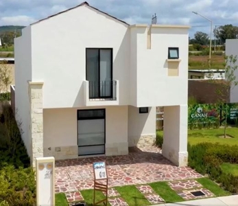 Casa en Canah Residencial, con terreno excedente, salida a Lagos de Moreno!!
