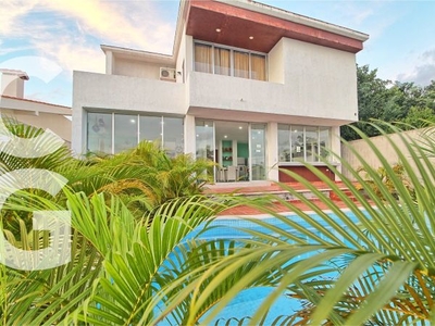 Casa en Venta en Cancun en Residencial Lagos del Sol a Pie de Lago y con Alberca