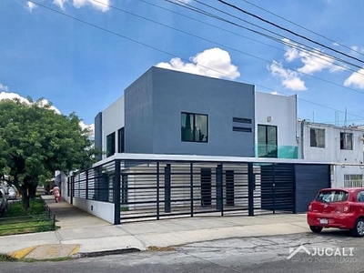 Casa en venta en Colinas de la Normal, Guadalajara