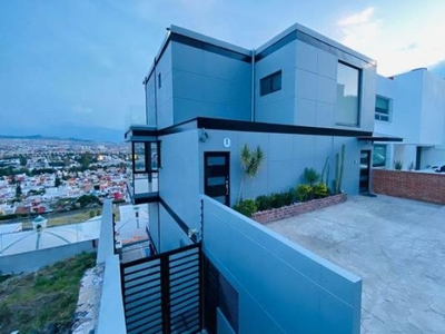 CASA EN VENTA EN QUERETARO CON ALBERCA Y VISTA ARCOS