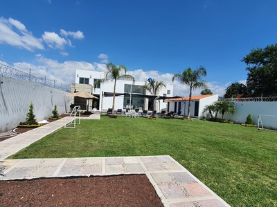 En Venta Amplia Casa Ideal Para Invertir Como Casa De Descanso O Fines De Semana En Fracc. Tlahuica Con Amplio Jardin Y Alberca