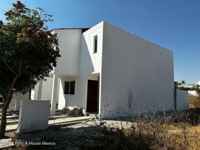 VENTA, casa de entrega inmediata con sala de TV. Ciudad Maderas