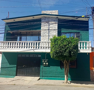 Casa Bonita, Amplia Con Estacionamiento Cerca De Plaza Ciudad Jardin Y Plaza Neza.