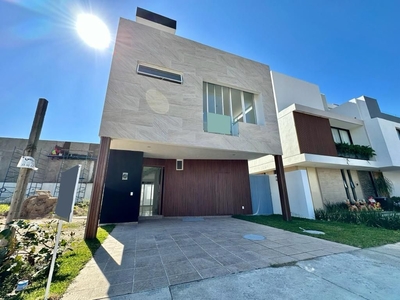 Casa Nueva de Oportunidad en venta! Coto Abeto en Parques Vallarta, 3 Rec y Roof