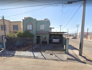 Doomos. Casa en venta de REMATE BANCARIO en la Col. Villa las Lomas, Mexicali, Baja California.