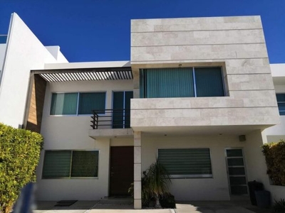Preciosa Residencia en Lomas de Juriquilla, Jardín, Cto Serv, Tapanco, C.311 m2.