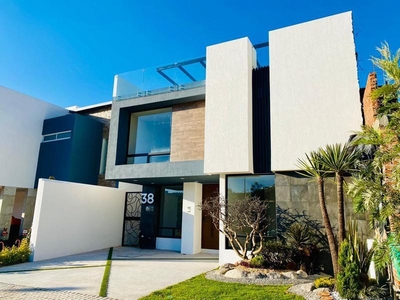 VENTA HERMOSA Y AMPLIA CASA EN PUEBLA DE 4 RECAMARAS UNA EN PLANTA BAJA EN LOMAS DE ANGELOPOLIS