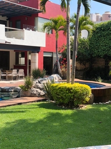 Casa de lujo sola en fraccionamiento en cuernavaca Morelos con estricta vigilancia alberca