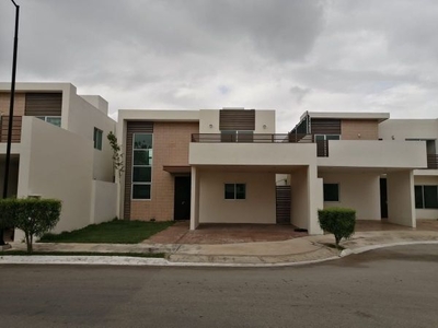Casa en venta, 3 recámaras, equipada, zona norte, en privada, Mérida.
