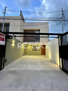 Renta Townhouse de 2 recámaras con Roof Garden y Piscina. Montes de Amé, Mérida