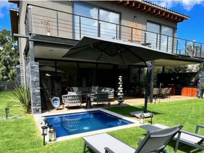 Casa en venta Avenida Del Vergel 20b, Avándaro, Valle De Bravo, México, 51200, Mex