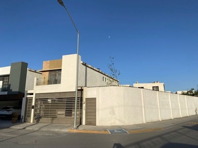 Casa en Venta con terreno excedente en Residencial Apodaca