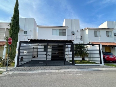 Se Vende Casa en Punta Juriquilla, 4ta Recamara u Oficina en PB, 3.5 Baños..