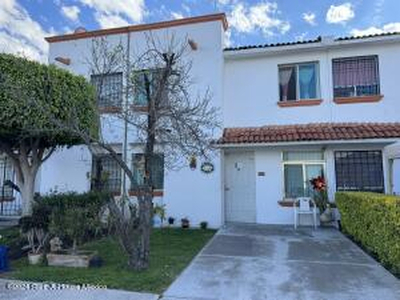 Piramides - Casa De Segunda Mano Con 3 Recamaras. Venta