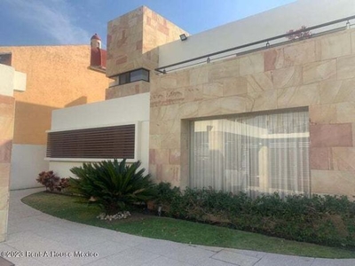 Casa de 4 recámaras y con alberca propia, Villas del Mesón - VENTA