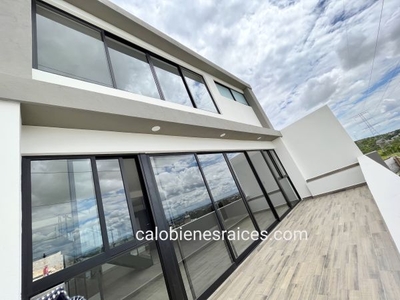 CASA en Venta con 373m2 de Construcción, con mirador a la ciudad, 5 Habitaciones