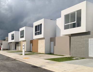 Casa en Venta de 3 Recamaras con Paneles Solares en Privada en Poligono Sur de Cancún