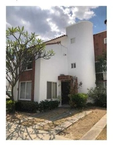 CASA EN VENTA FRACC. PORTA REAL, ZAPOPAN JAL. (Remate Bancario)