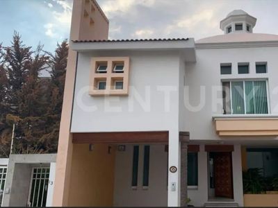 Century 21 Si-now Vende Excelente Casa De Lujo, Con Diseño Arquitectónico, Acabados Finos Y Detalles De Iluminación En Calle Privada, Desplantada En Terreno De 220m2, Proyecto A Doble Altura.