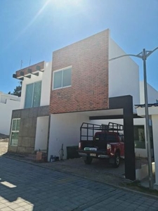 Residencia nueva en venta en fraccionamiento con vigilancia en Tlaxcala, Ocotlán