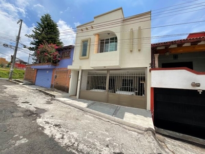 SE VENDE AMPLIA CASA UBICADA A UNOS PASOS DE AV. PRINCIPAL MARGARITA MAZA DE JUÁ