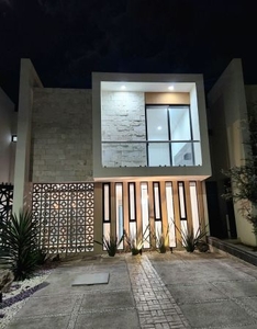 Se Vende Casa en Cañadas del Arroyo, 4ta Recamara en PB, Jardín, Alberca