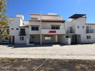 Tequisquiapan Centro, VENTA. Casa de 3 recámaras, sala doble altura, roof garden