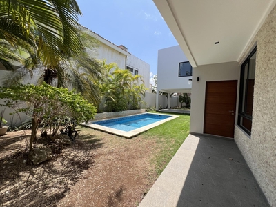 Doomos. Se vende casa de 3 recamaras con alberca y jardín en Playa Magna, Playa del Carmen