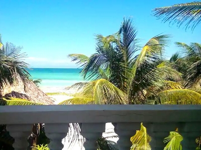 Doomos. Casa Frente al Mar en Las Hermosas Playas de El Cuyo, Yucatán