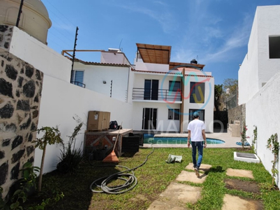 En Venta Casa De 2 Niveles Con 3 Recamaras, Alberca Y Jardin Apta A Creditos En Tlayacapan Morelos