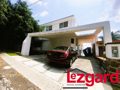 Increíble Oportunidad De Inversión! Casa Espaciosa Con 3 Departamentos Independientes En Venta