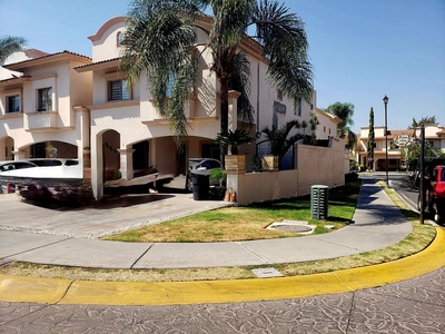 casa en venta en villas california, ESQUINA con cochera para 4 autos y RECAMARAS GRANDES