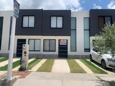 doomos. se renta casa en cabo metropolitano, ideal para ejecutivos o familias pequeñas, el fracc. tiene ubicación privilegiada para quienes trabajan en corredor industrial y tiene todo tipo de servi