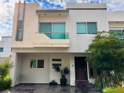 CASA EN VENTA CON TERRAZA EN COTO SUECO VALLE IMPERIAL