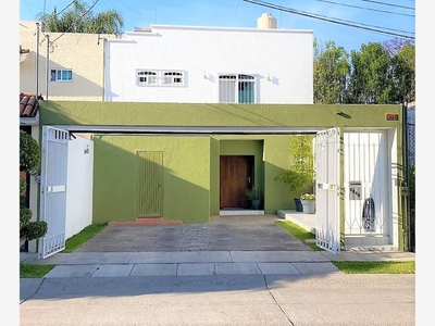 Casa en venta en la colonia Lomas De Guadalupe Zapopan hermosa