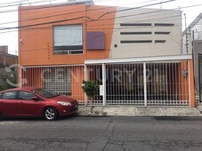 casa dentro de fraccionamiento en venta en la c...