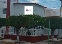 casa en renta en la colonia carretas a una cuadra de los arcos .