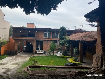 Casa en Venta - Ciudad Satélite / Naucalpan: Amplia y confortable residencia con gran jardín - 5 recámaras - 5 baños