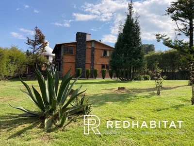 Linda casa rodeada de jardín respira aire limpio y vive en total tranquilidad